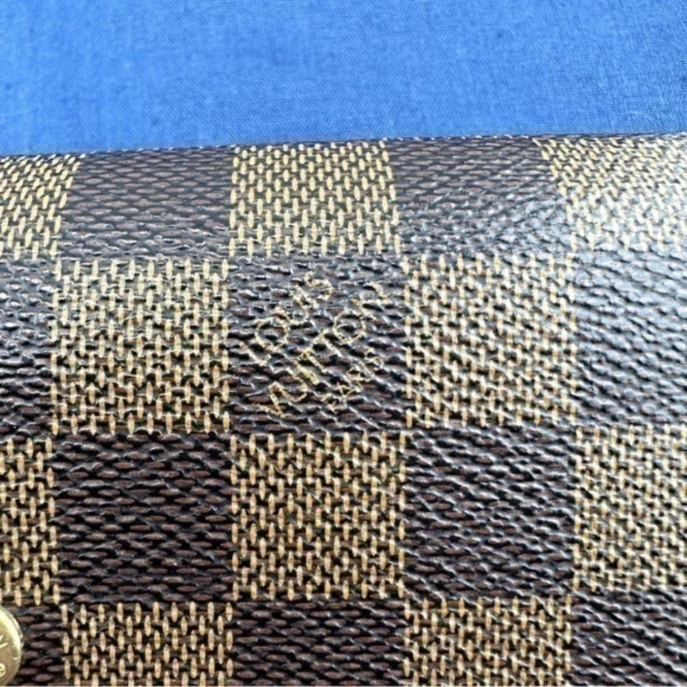 AUTHENTIC Louis Vuitton wallet. Monogram canvas.